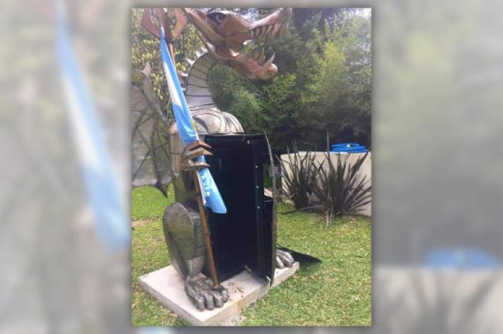Un ex funcionario de Scioli escondía una caja fuerte en la estatua de un dragón