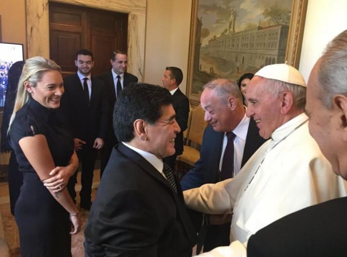 El Papa saludó a Maradona y al resto de los jugadores del Partido por la Paz