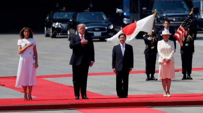 Trump y el emperador Naruhito en la ceremonia oficial