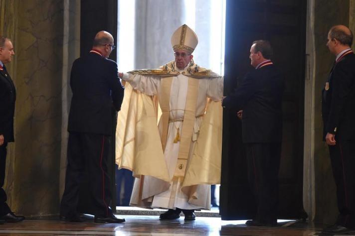 El Papa abrió la Puerta Santa de la basílica de San Pedro