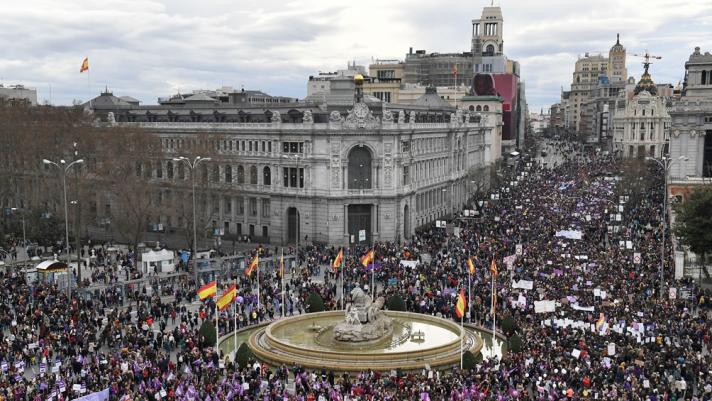 España prohíbe manifestaciones por el 8M