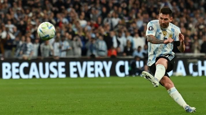 Argentina, con una gran noche de Messi, goleó a Italia