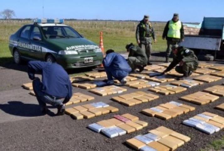 Incautaron 300 kilos de cocaína en avionetas y detienen a diez narcos