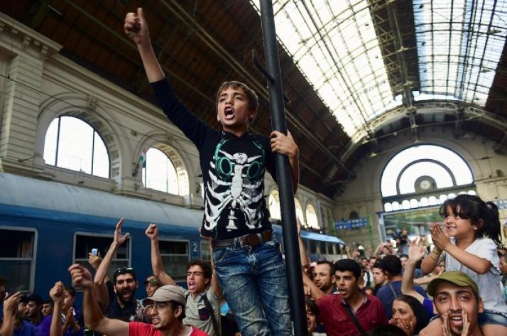 La ciudad de Viena recibió con aplausos a los 400 refugiados del primer tren especial
