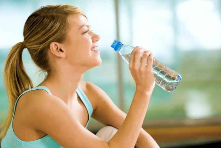Un estudio reveló que beber agua mejora el humor y reduce la tensión