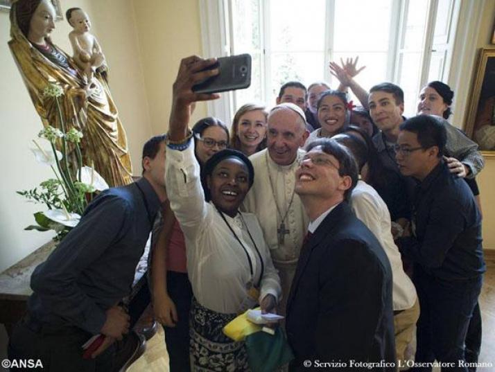 12 jóvenes almorzaron con el Papa