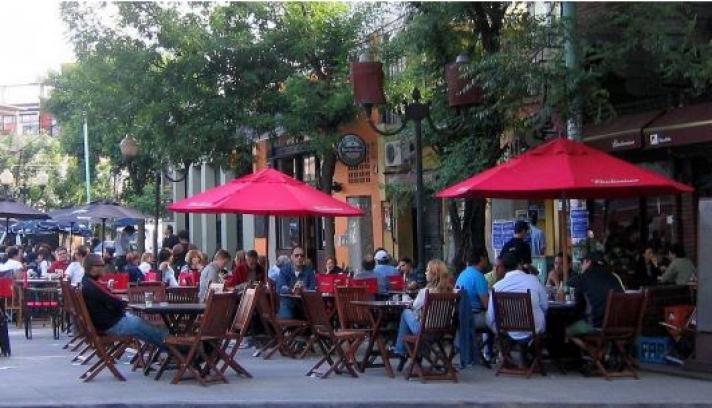 En La Plata, bares y restaurantes no pagarán extra por sus mesas en la calle