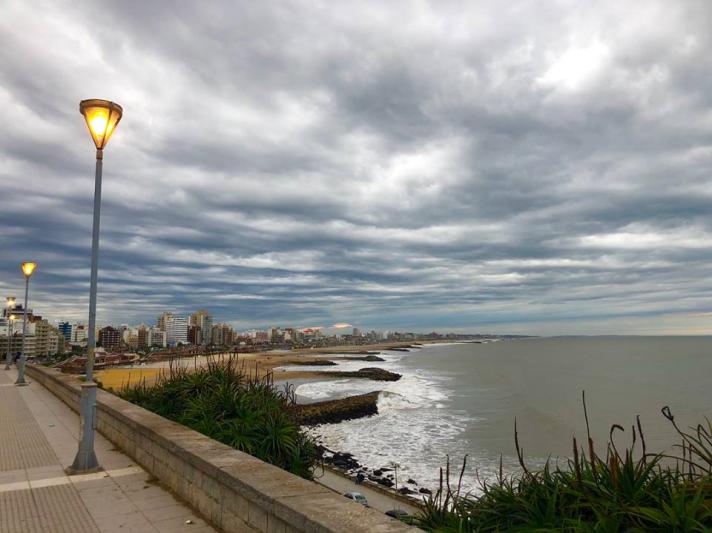 Mar del Plata bajo cielo nublado