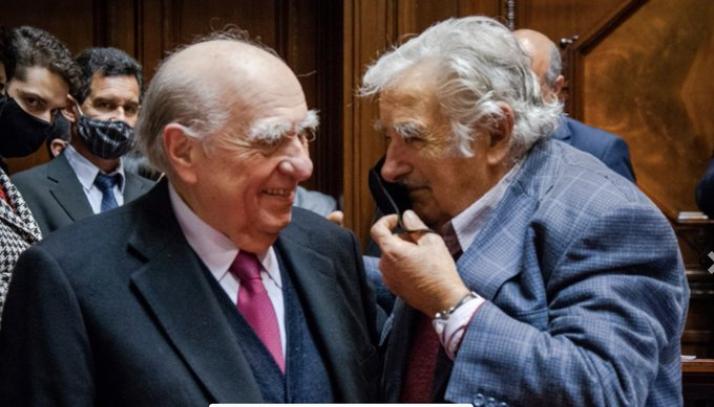 Pepe Mujica y Julio María Sanguinetti en el Senado