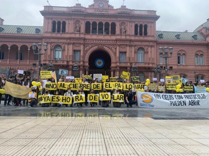 Trabajadores de FlyBondi protestaron en Plaza de Mayo
