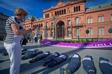La macabra instalación de bolsas mortuorias en la marcha opositora 